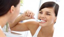 Përdorimi i furçës së dhëmbëve dhe pastës së dhëmbëve