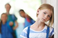 Enfant présentant le syndrome de déficit de respect et d'hyperactivité à l'école