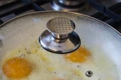Cara menggoreng telur di penggorengan
